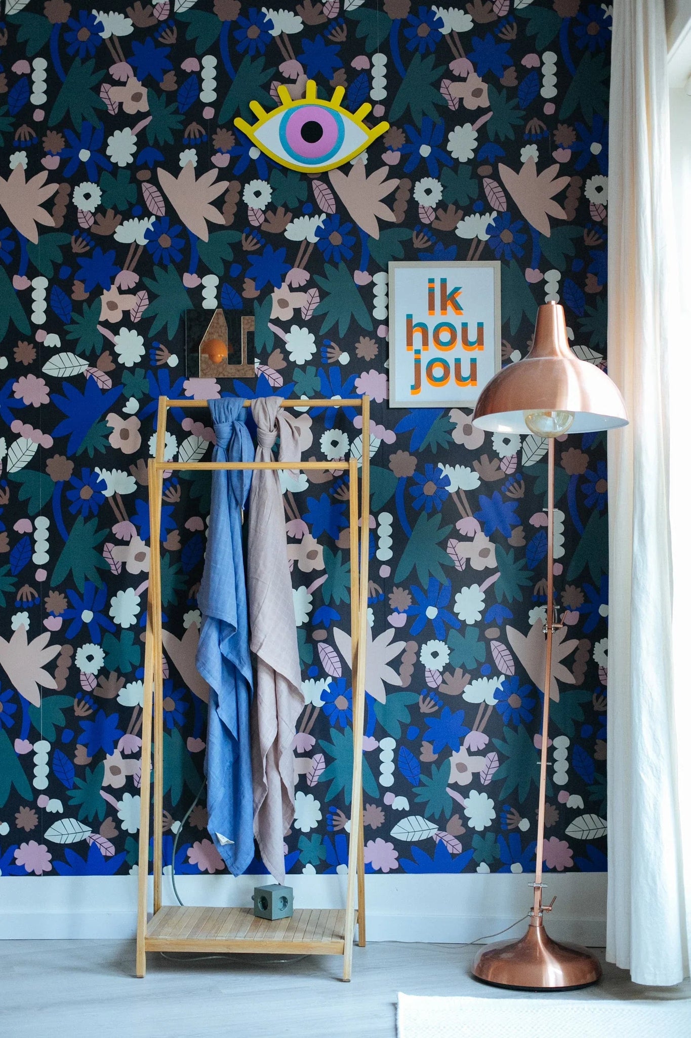 Behang Meet Me at the Wall -  Flowerplay Dark - Natural Noord