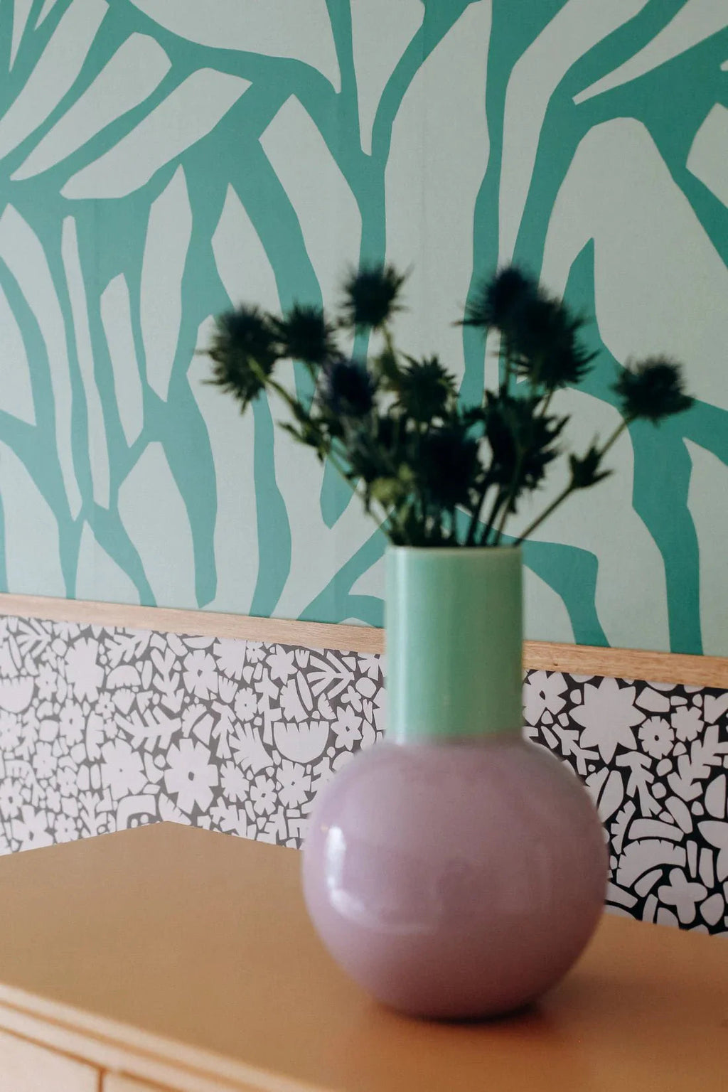 Behang Meet Me at the Wall -  Flowerfield Brown - Naturel Noord