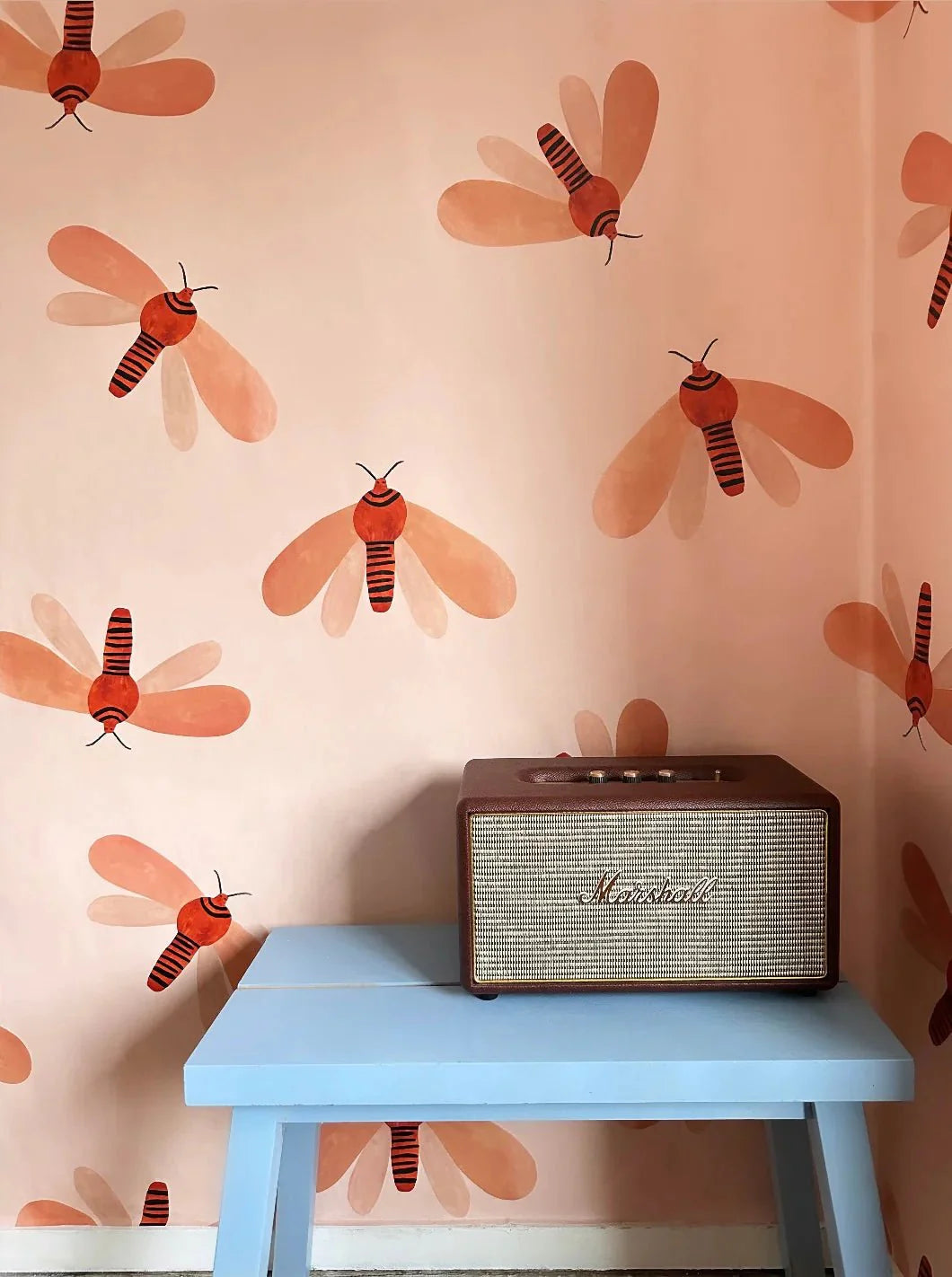 Behang Meet Me at the Wall - Moth Natural - Aniek Bartels