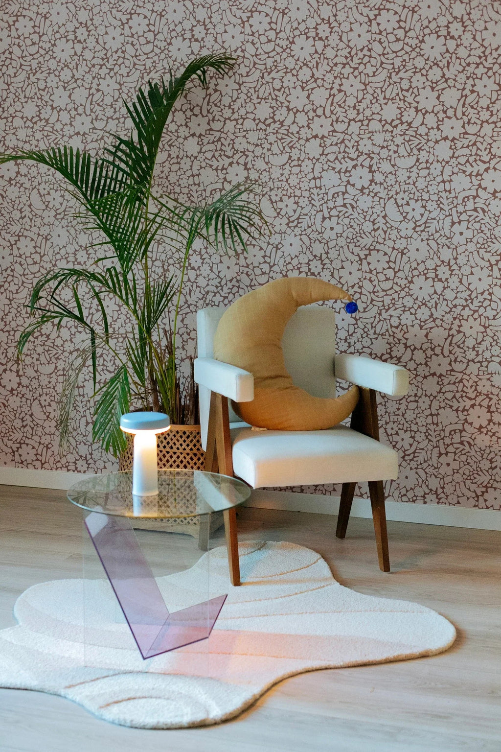 Behangstaal Meet Me at the Wall -  Flowerfield Warm Taupe  - Naturel Noord