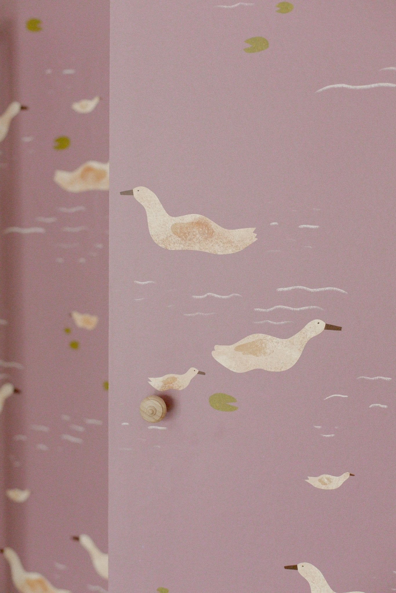 Behangstaal Meet Me at the Wall - Ducks Mauve - Lotte Dirks